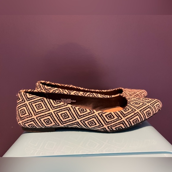 Loft Black & White Geometric Pointed
Toe Flats Sz 7.5 - Picture 1 of 6